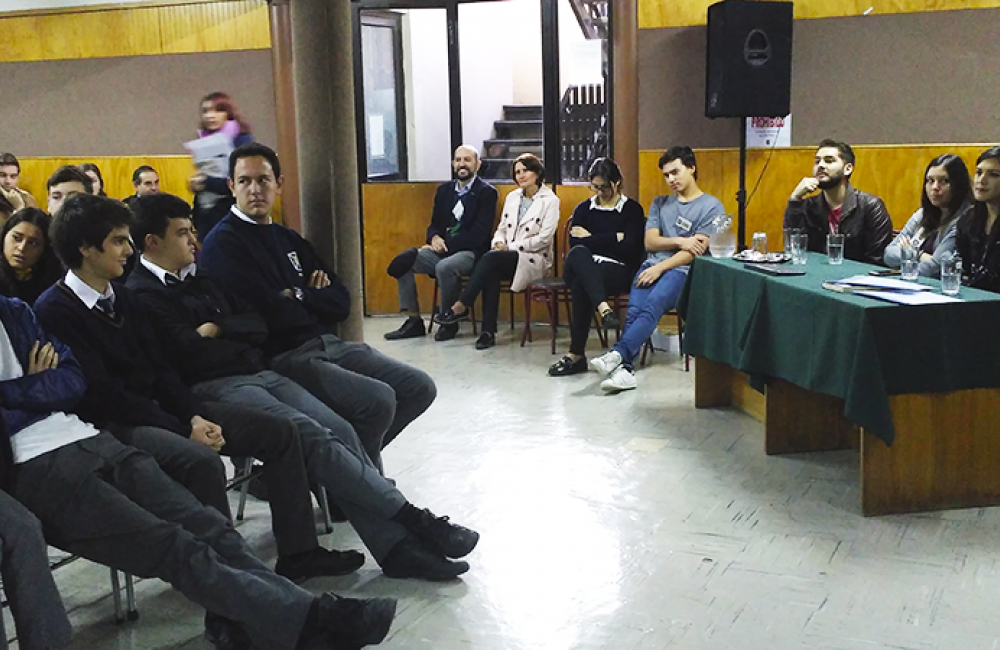 Ex estudiantes conversan con IV° Medios sobre su experiencia universitaria.