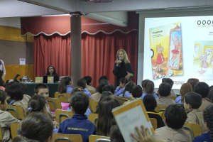 Escritora Verónica Prieto habla de literatura con niños de 2° básico 